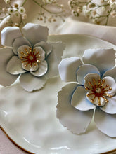 Cargar imagen en el visor de la galería, Aretes Amalia Blancos