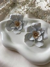 Cargar imagen en el visor de la galería, Aretes Amalia Blancos