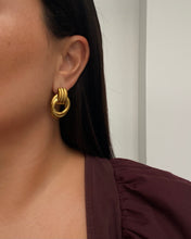 Cargar imagen en el visor de la galería, Aretes Amanda Dorados