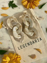 Cargar imagen en el visor de la galería, Aretes Cassia hueso