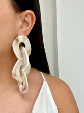Cargar imagen en el visor de la galería, Aretes Cassia hueso