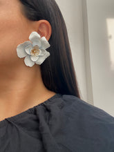 Cargar imagen en el visor de la galería, Aretes Amalia Blancos