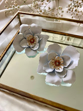 Cargar imagen en el visor de la galería, Aretes Amalia Blancos