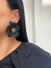 Cargar imagen en el visor de la galería, Aretes Amalia negros
