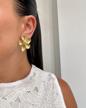 Cargar imagen en el visor de la galería, Aretes Lucy dorados
