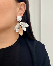 Cargar imagen en el visor de la galería, Aretes Kaia blancos
