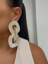 Cargar imagen en el visor de la galería, Aretes Asia Hueso Large
