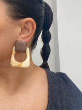 Cargar imagen en el visor de la galería, Aretes Issa marrón
