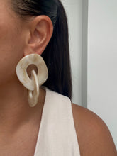 Cargar imagen en el visor de la galería, Aretes Asia Hueso Medium
