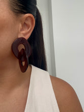 Cargar imagen en el visor de la galería, Aretes Asia Marrones Medium
